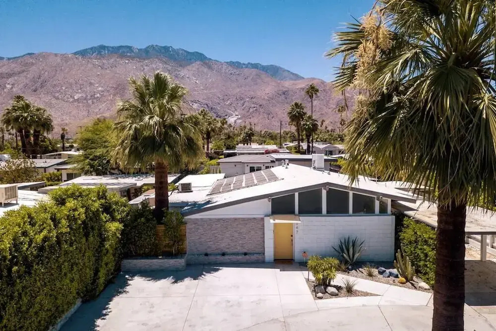 Mid-century Gem w Secret 4th Bedroom Near Downtown