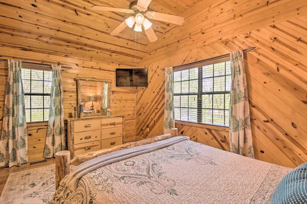 Cozy Hiawassee Cabin w/ Fire Pit & Mtn Views!