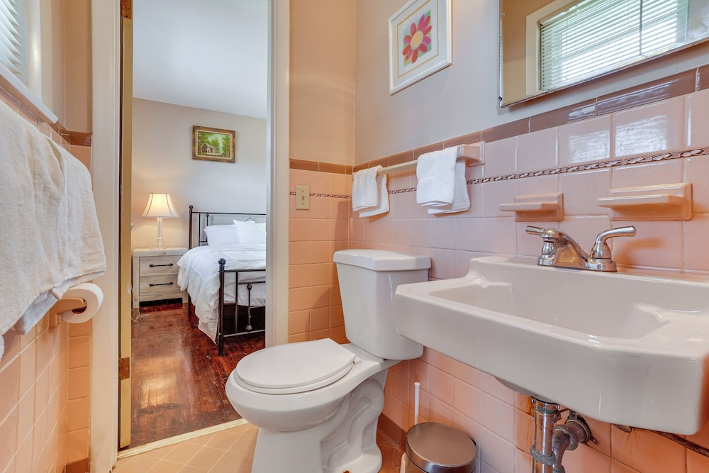 5 Mi to Broadway Fun! Group-ready Nashville Home
