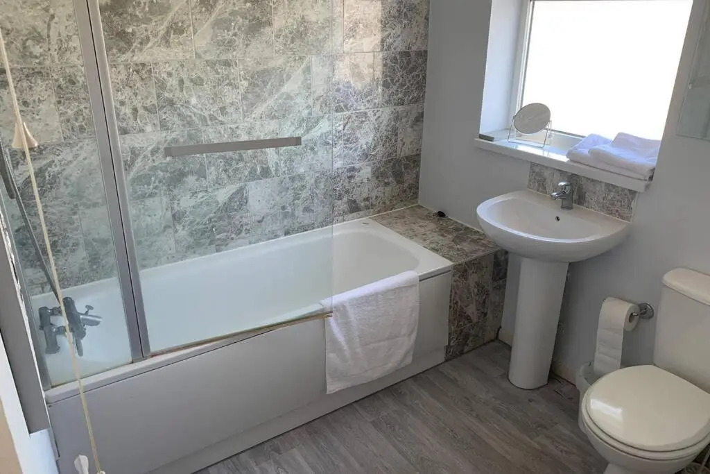 'The Rockingham' 4 double beds, Netflix TVs, WIFI, parking