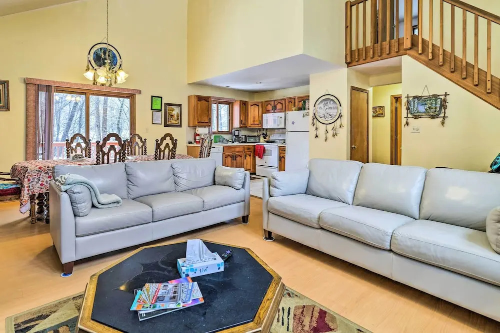 Hot Tub + Deck: Pet-Friendly Poconos Getaway