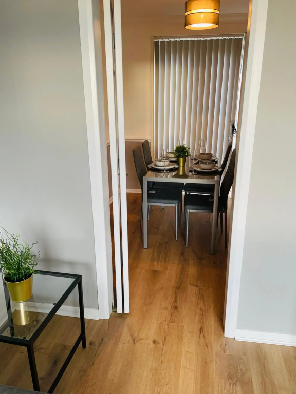 Lovely Modern 3 Bedroom Home with Private Garden & Large Driveway Fits 2 Vans Ideal for Contractors NHS & Long Term Stays Easy Access to M6, Walsall & City Centre