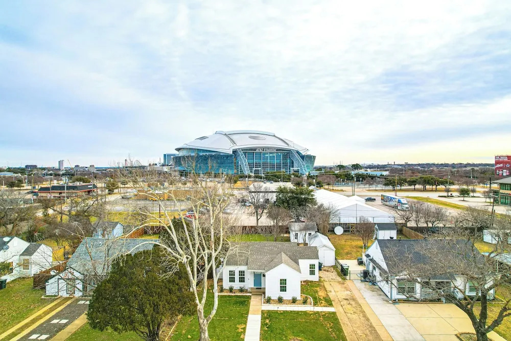 1 Block to Dallas Stadium! Home w/ Hot Tub!