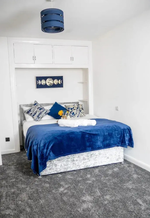 Stylish 4 Bed Apartment- Private Garden & Sleeps 8