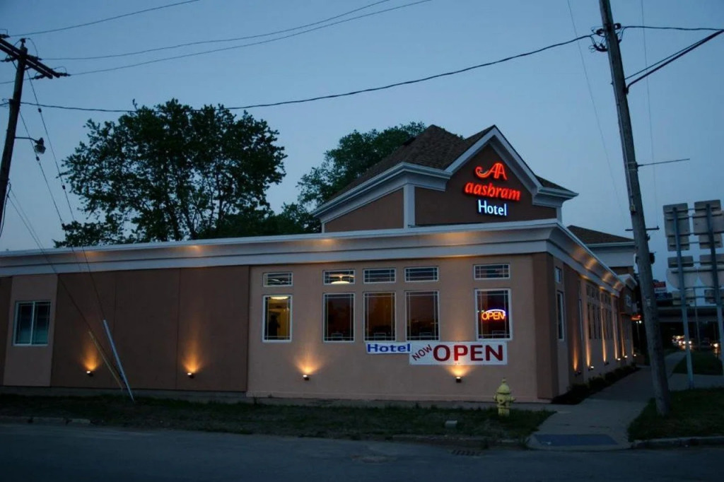 Aashram Hotel by Niagara River