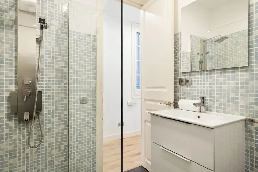 Stunning 2 Bedroom amd Bath Apartment in Eixample