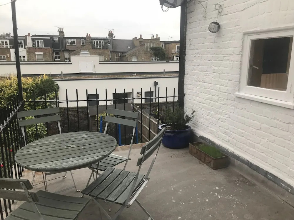 Wix's Lane 3 bed Apartment