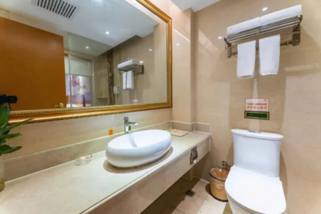 Vienna Hotel Whhan xingye road stone bridge subway station store