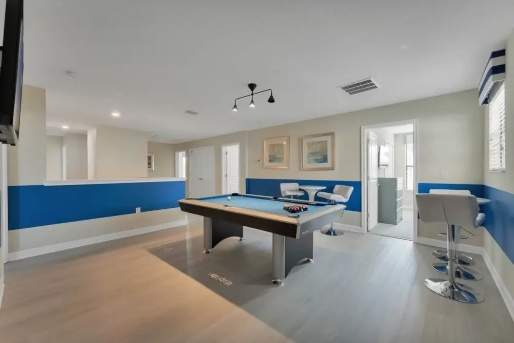 Spacious & Bright W/all The Amenities-4911cg 8 Bedroom Home by RedAwning