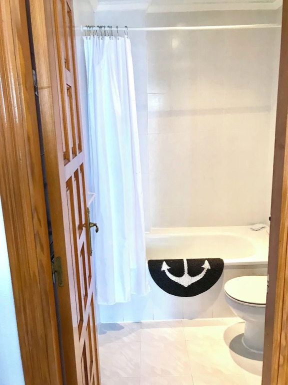 2-bed Apartment 10 min Drive to the Beach!