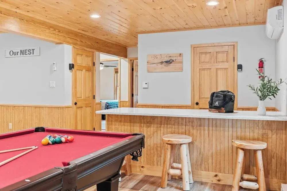 Bluejay Getaway by Avantstay Private Lake Cabin Hot Tub + Game Room Walk to Lake