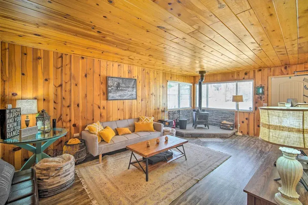 Mountain Chalet in Big Bear City, 5 Mi to Lake!