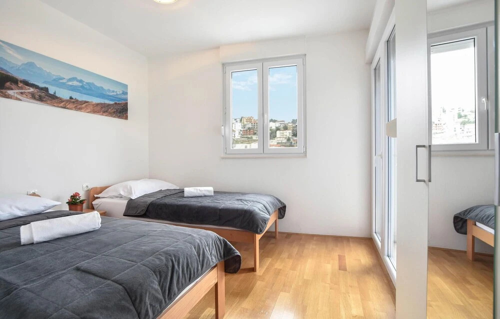 Amazing apartment in Podstrana w/ WiFi and 2 Bedrooms