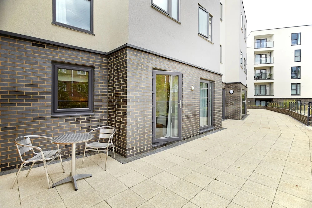 New Central Woking 1 and 2 Bedroom Apartments with Free Gym, close to Train Station