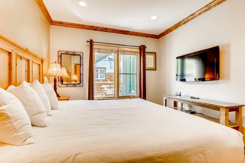 Updated 1br Premier  At Black Bear Lodge- Kids Ski Free 1 Bedroom Condo by RedAwning