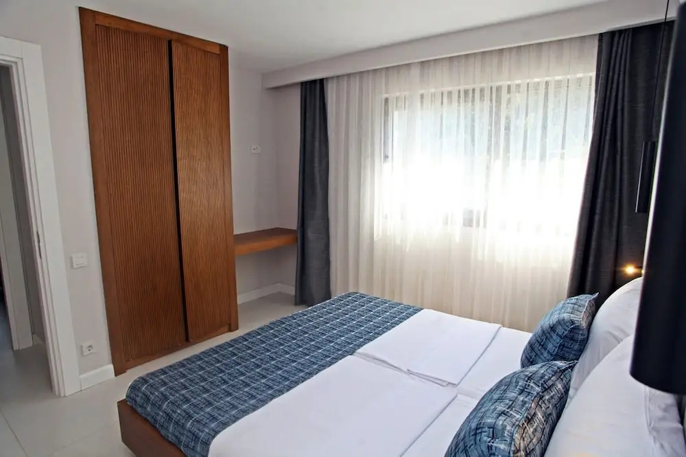 Queen Residence By Important Group Travel