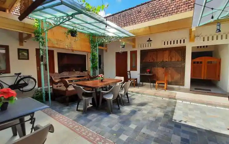 Reisban Coffee Shop and Hostel