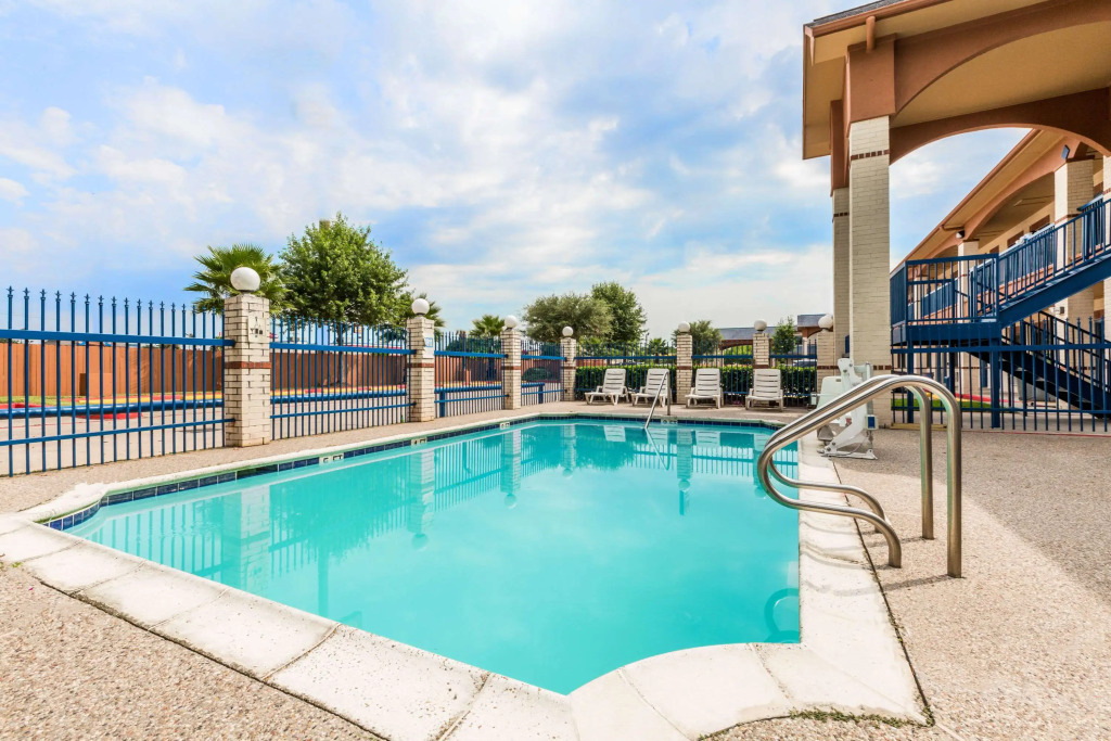 Days Inn by Wyndham Dickinson TX