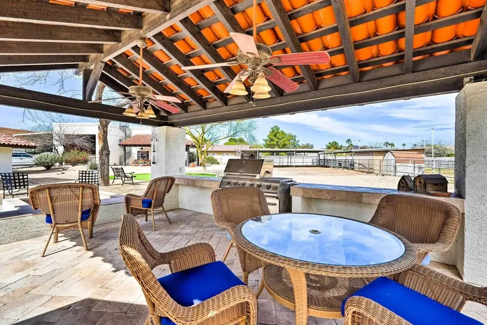 Pool & Putting Green: Group Getaway in Glendale