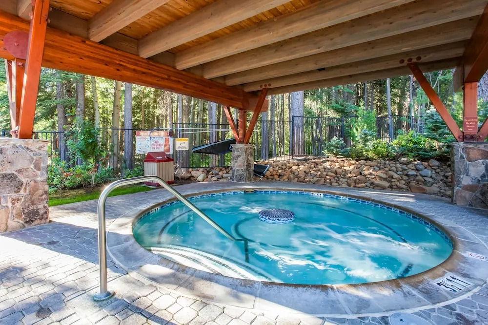 All-season Mountain Getaway W/ Pools & Hot Tubs 2 Bedroom Condo