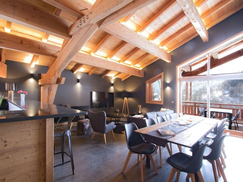 Luxury apartment with a hot tub in the heart of Huez Village