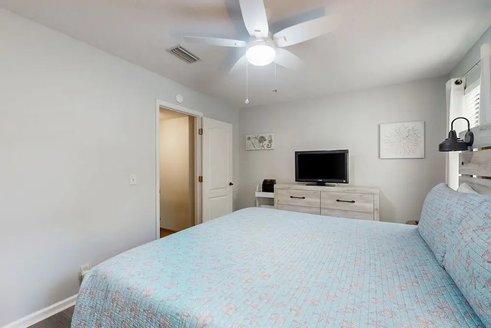 Inviting Condo With an Outdoor Pool, Washer/dryer, & AC - Near the Beach