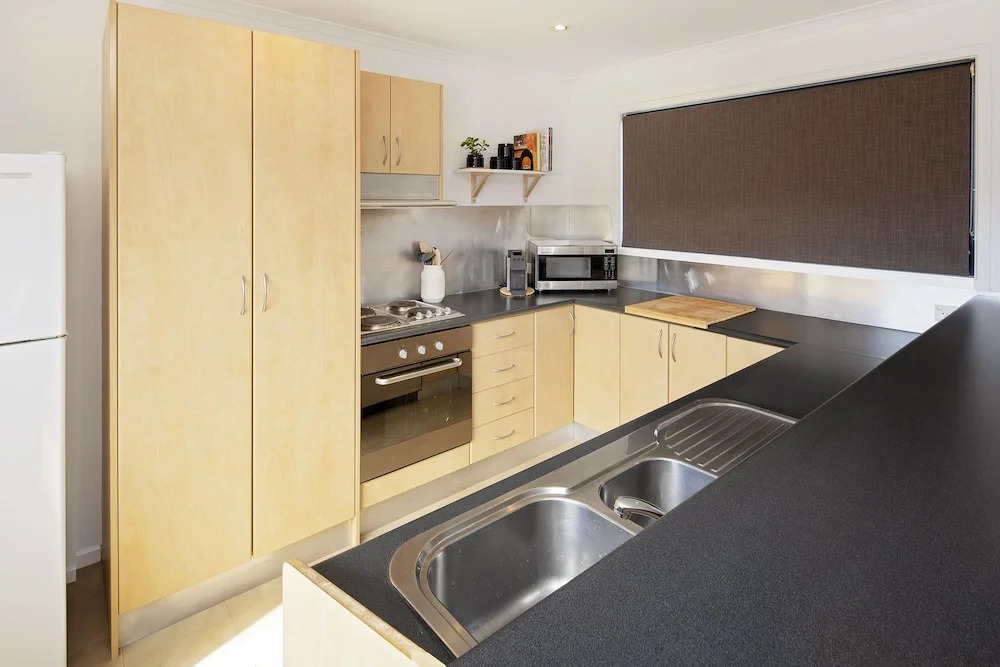 Silvertrees 5 - Central 3BR Townhouse l Lake Views l Spa l BBQ l WiFi