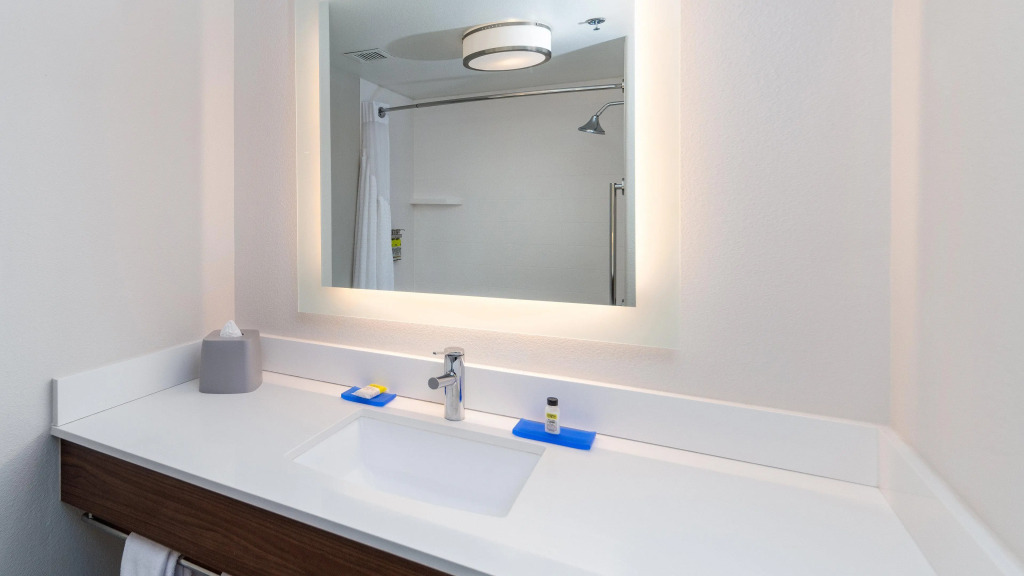 Holiday Inn Express & Suites Dinuba West by IHG