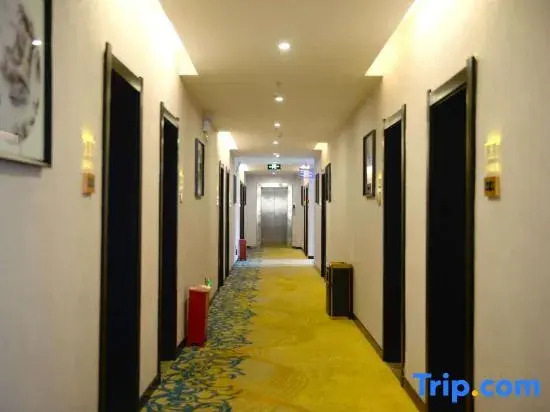 Junhua Wanjin Hotel (Zhumadian East Bus Station)