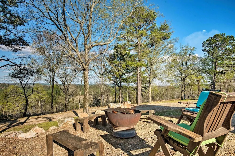 Broken Bow Mountaintop Home w/ Hot Tub!
