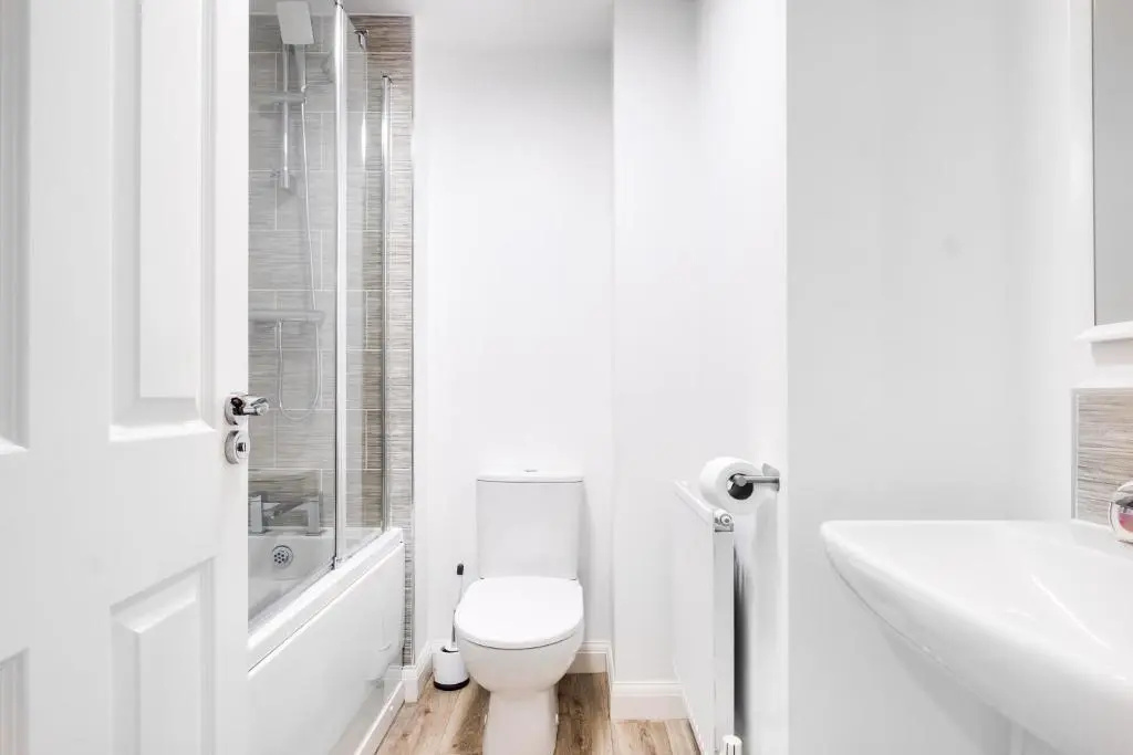 Luxury 2 Bed House City Centre ✘ BBQ & GARDEN ☆ FAMILY FRIENDLY→ Swingball & Outdoor Furniture - FREE PARKING → With 50 Inch Smart TV, FREE NETFLIX & WIFI ✘ Comfy Seating Area - BY MAEVELA®