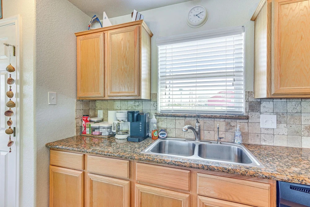 Steps to Surfside Beach: Ada-friendly Home