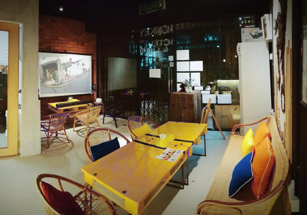 Monkey Motel & Café