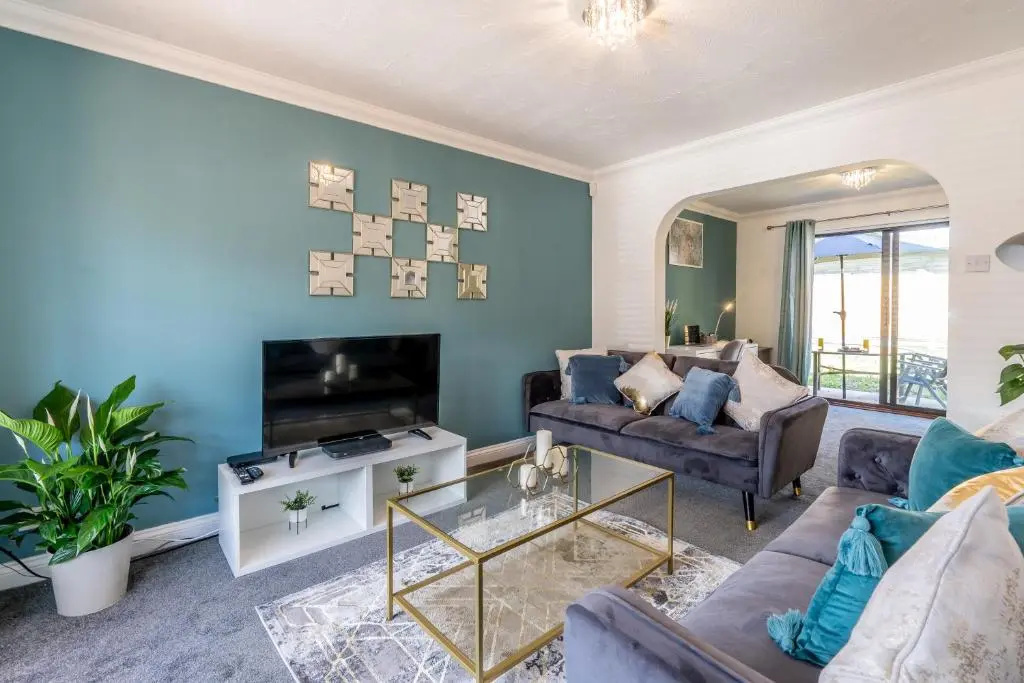 CENTRAL MK- 3Bed, 2 Bath house for LONG TERM CONTRACTOR Stays, free parking for 2 vehicles, DESK & GARDEN space managed by CHIQUE PROPERTIES LTD