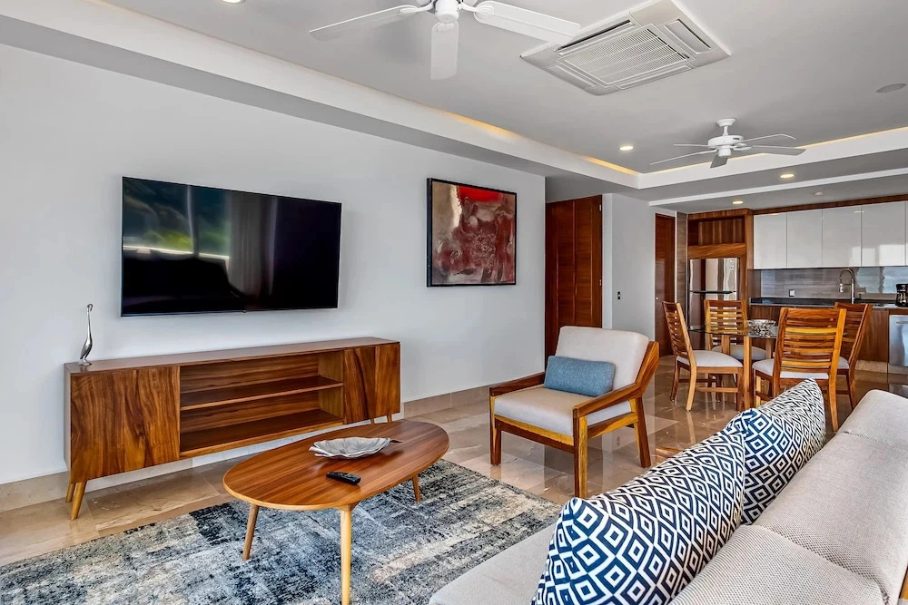 Stunning Oceanfront Apartment With Breathtaking Views and Luxurious Amenities