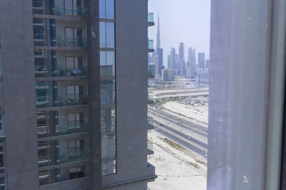 Luxury StayCation - Stylish Apartment With Balcony And City Views