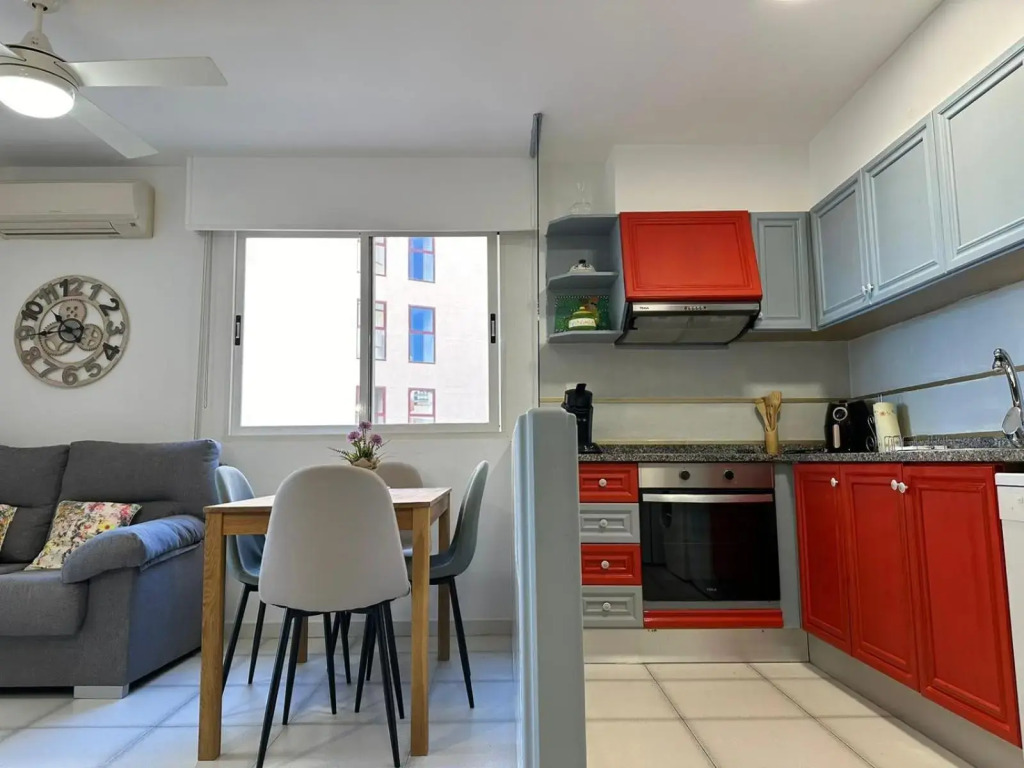 Apartamento con parking y piscina frente al mar para 4 personas