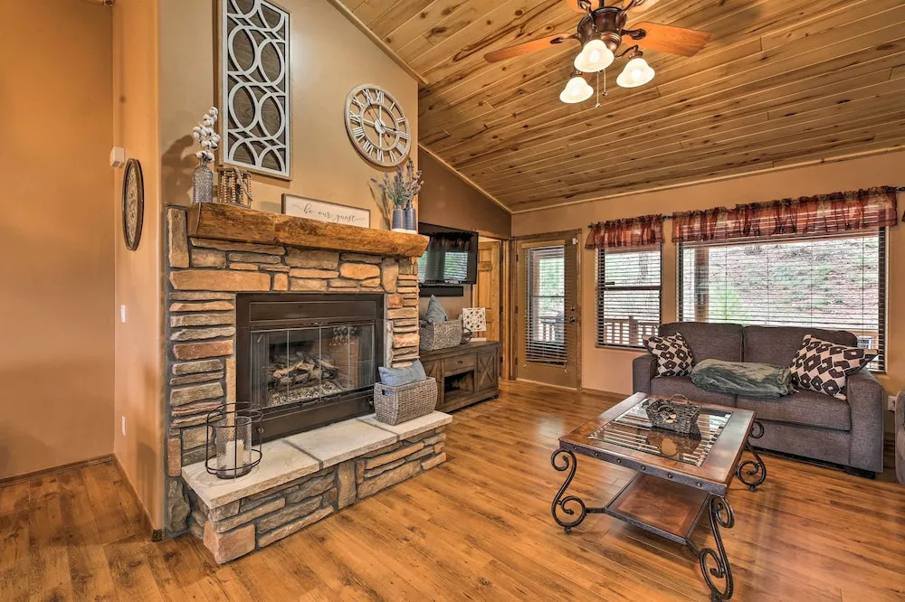 3 Mi to Fool Hollow Lake: Cozy Cabin w/ Deck