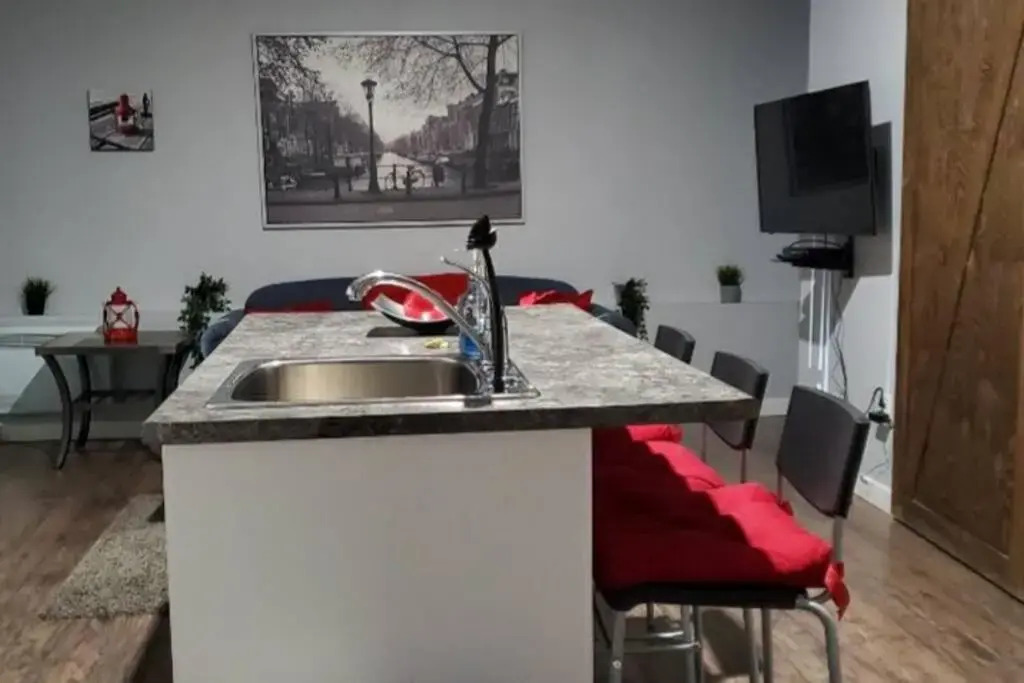 Beautiful 1 BDR Apt #G Hull/Ott by Amazing Property Rentals