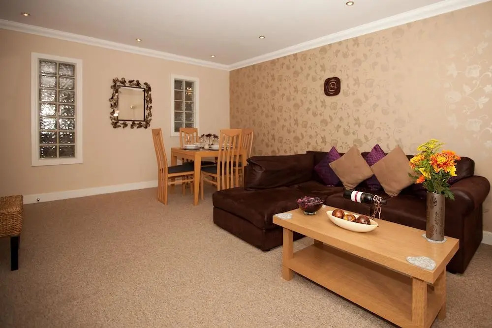 Riverbank View Three Bedroom Apartment with Free Parking