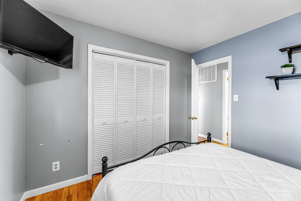 Stay Awhile Charming Greensboro House Close to Must-See Places