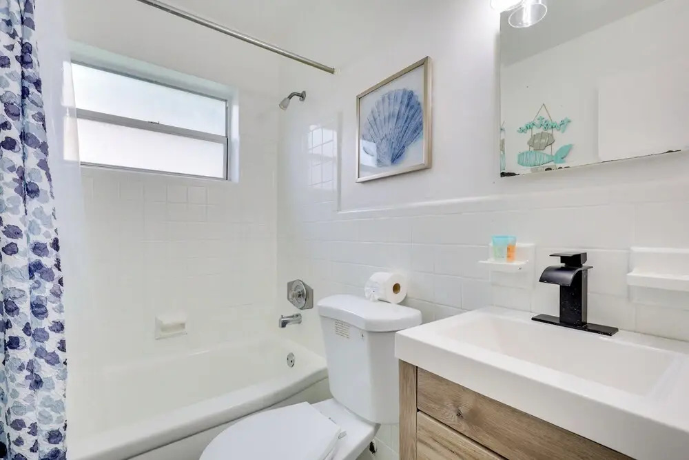 3 Mi to Beach: Quaint Home w/ Patio in Hollywood
