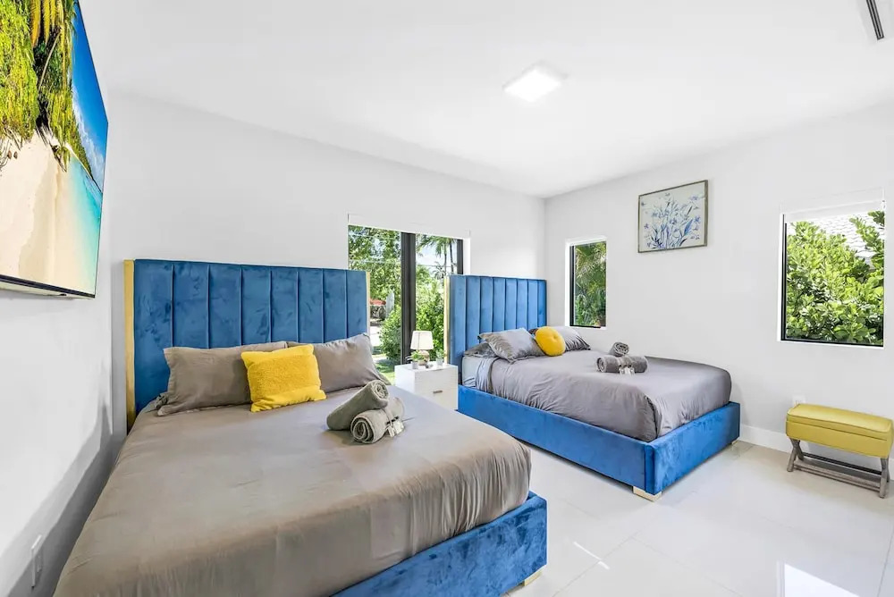 Waterfront Villa in Hollywood! Heated Pool and Game room