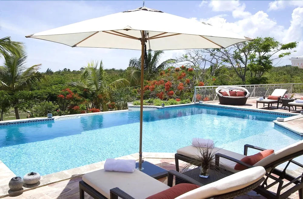 Charming Tropical Villa, Walk to the Beach! AC, Pool, Free Wifi, Concierge, Ideal for Families