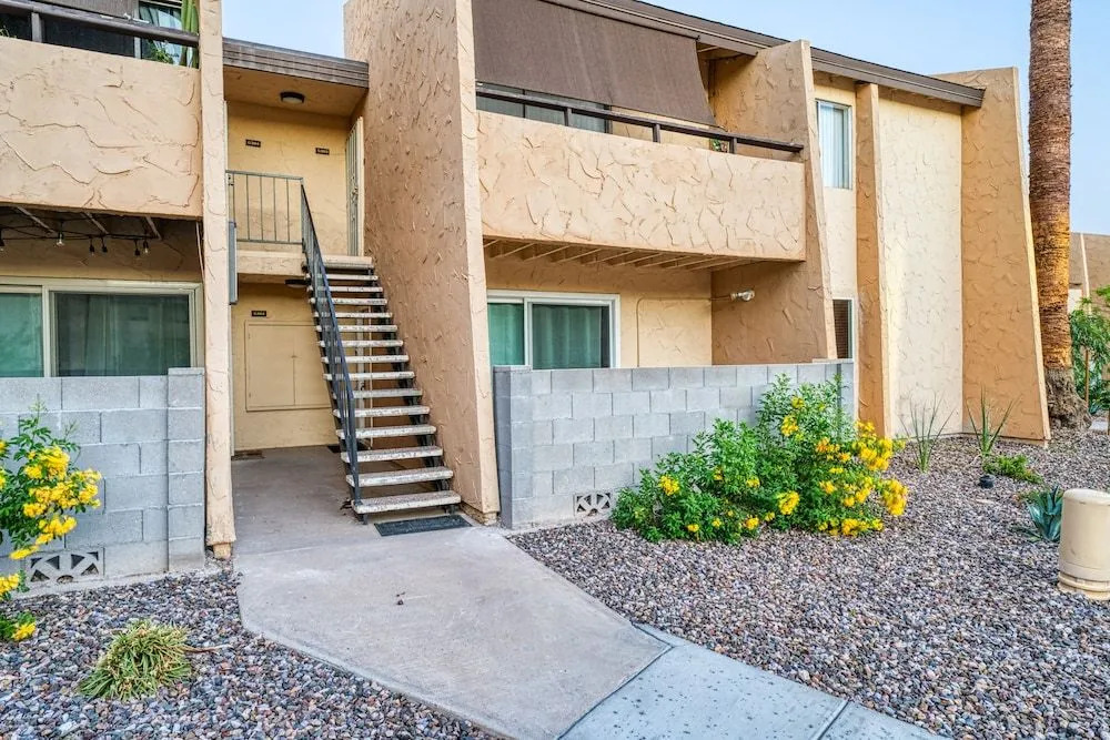 2BR Sleeps 6 Pool BBQ Gym Hot Tub & Bar Hopping!