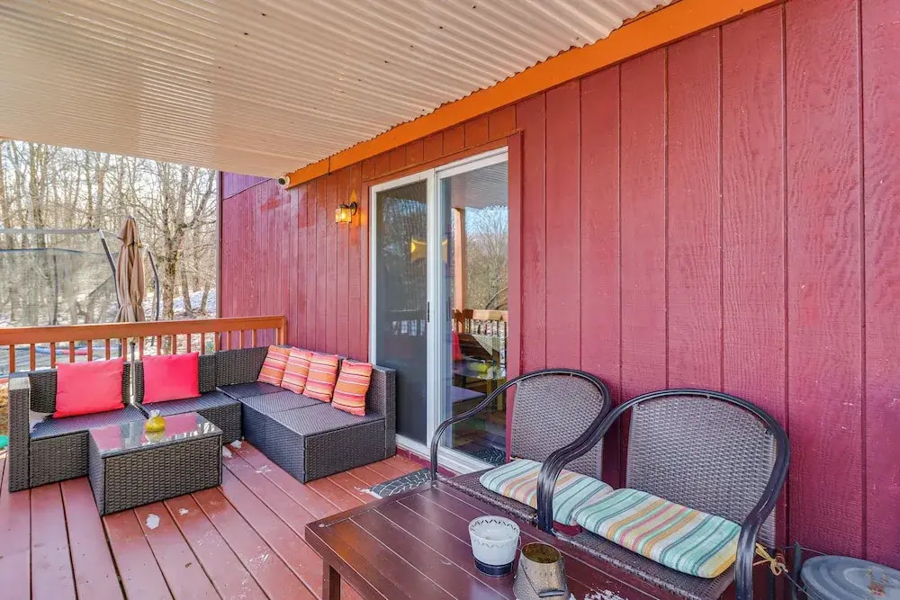 Private Spa, Fire Pit & Deck: Poconos Home!