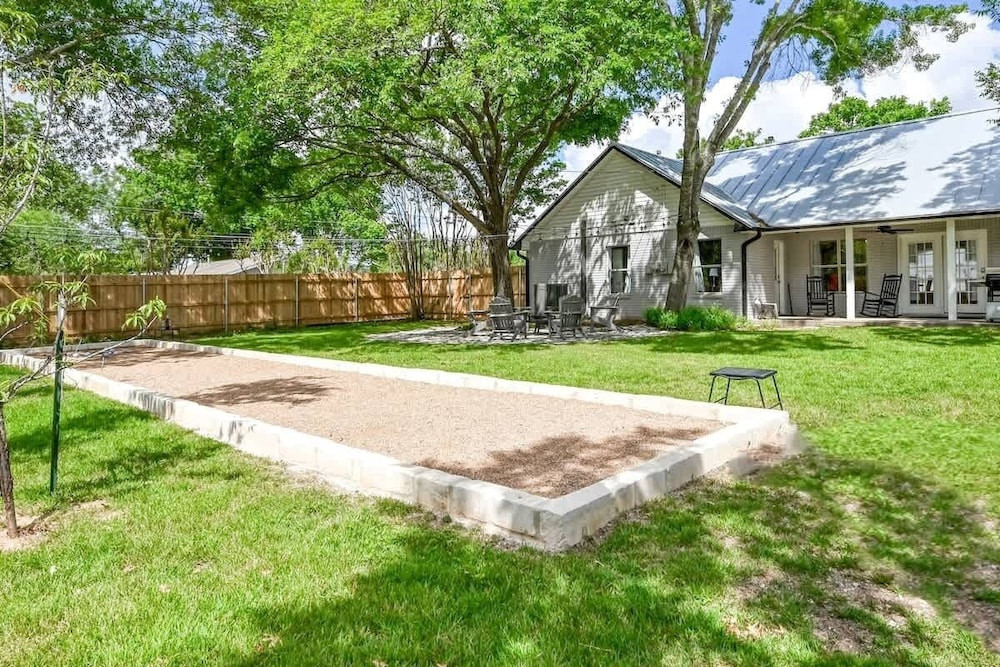Luxury Haus - Great Backyard, Firepit, Bocce Ball!