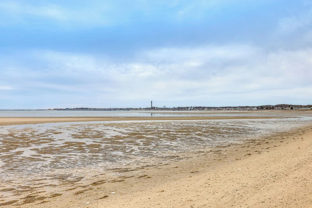 Walk to Beach & Pool! East End P-town Condo