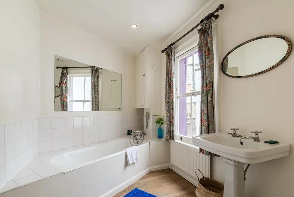 Charming 3BR Home in West London, 6 Guests