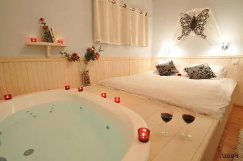Hen Suites